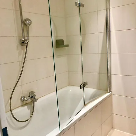 80 M2 With Balcony - Free Parking غيراسدورف بي فيين